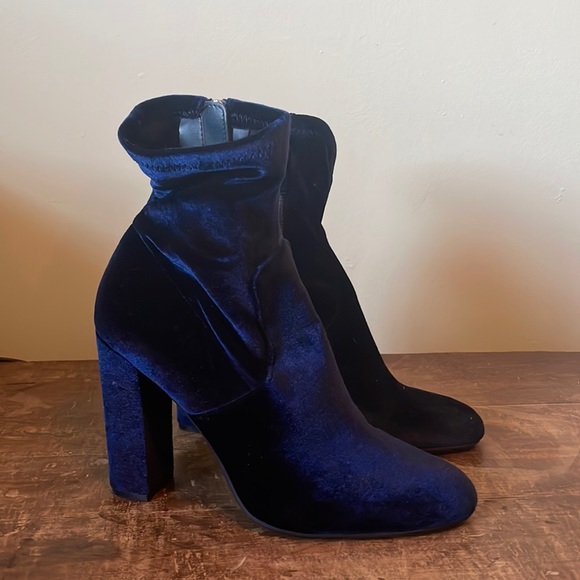 Barely worn velvet sockbooties - Picture 1 of 4